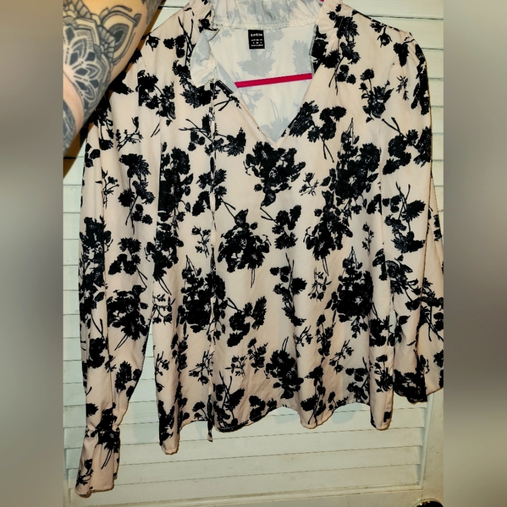 Women's Medium Pink and Black Floral Long Sleeved Blouse